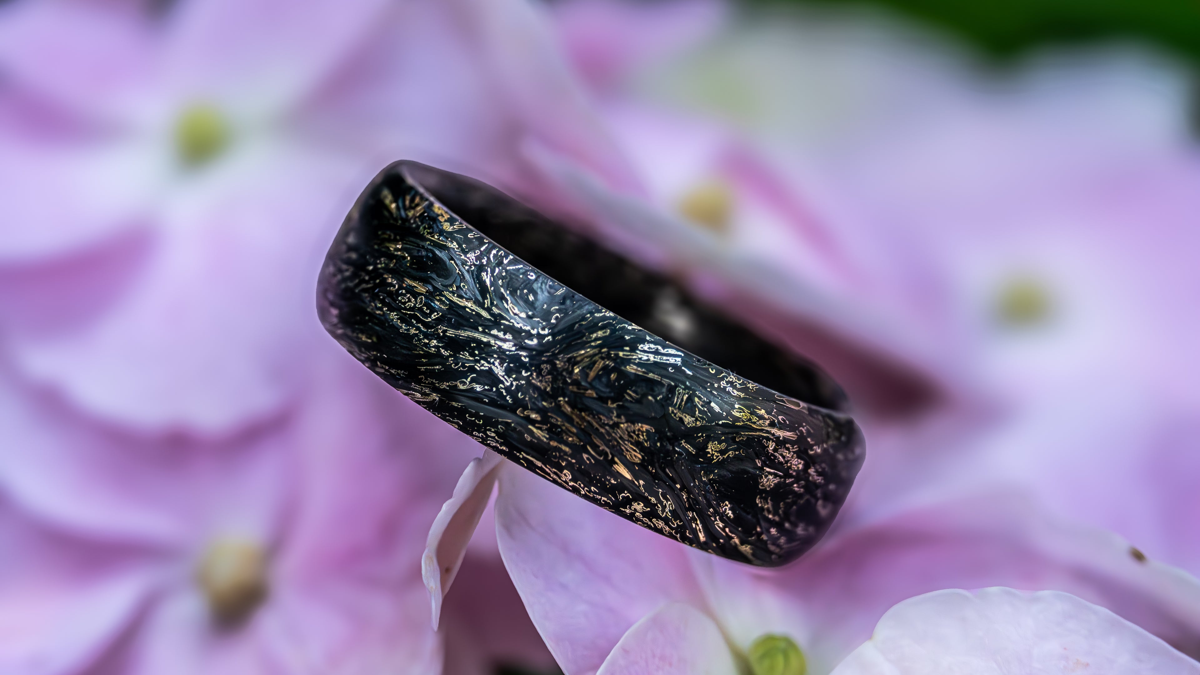 1 z 1 – Ručně vyráběný prsten z uhlíkového vlákna a se zlatým vzhledem Luxusní a pohodlný design