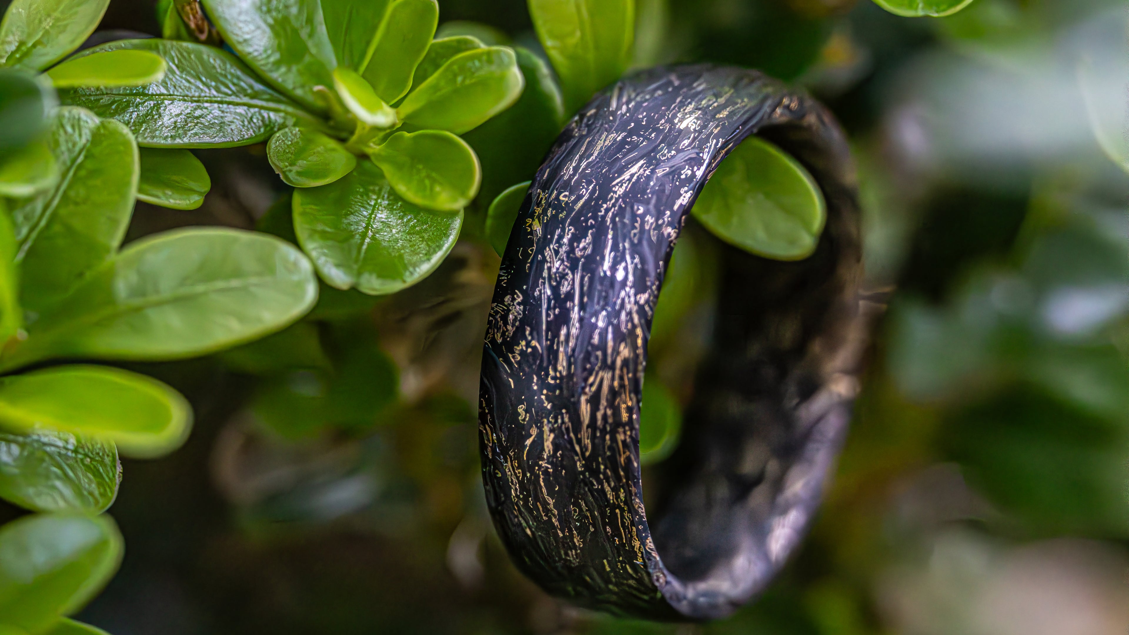 1 z 1 – Ručně vyráběný prsten z uhlíkového vlákna a se zlatým vzhledem Luxusní a pohodlný design