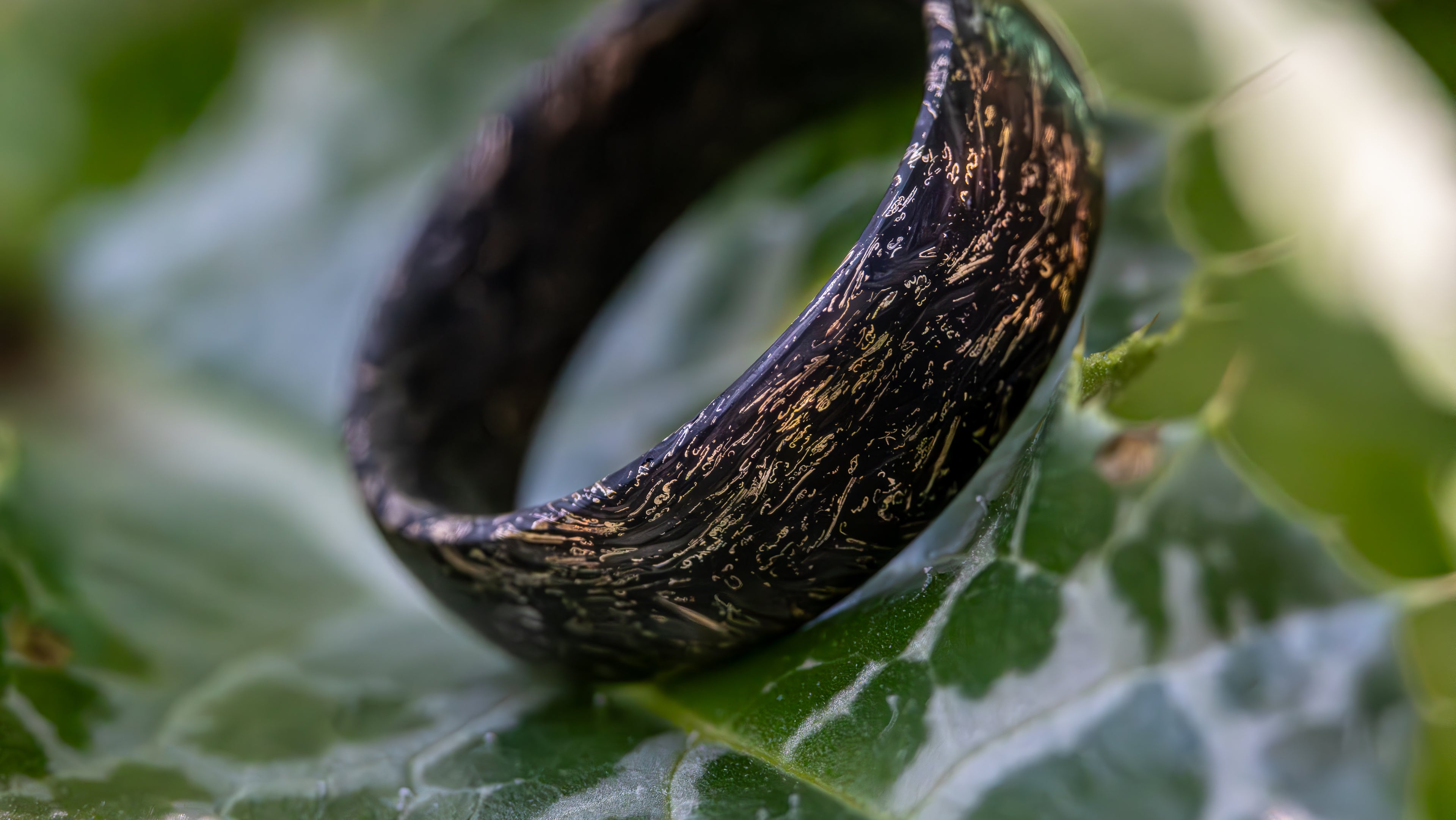 1 z 1 – Ručně vyráběný prsten z uhlíkového vlákna a se zlatým vzhledem Luxusní a pohodlný design