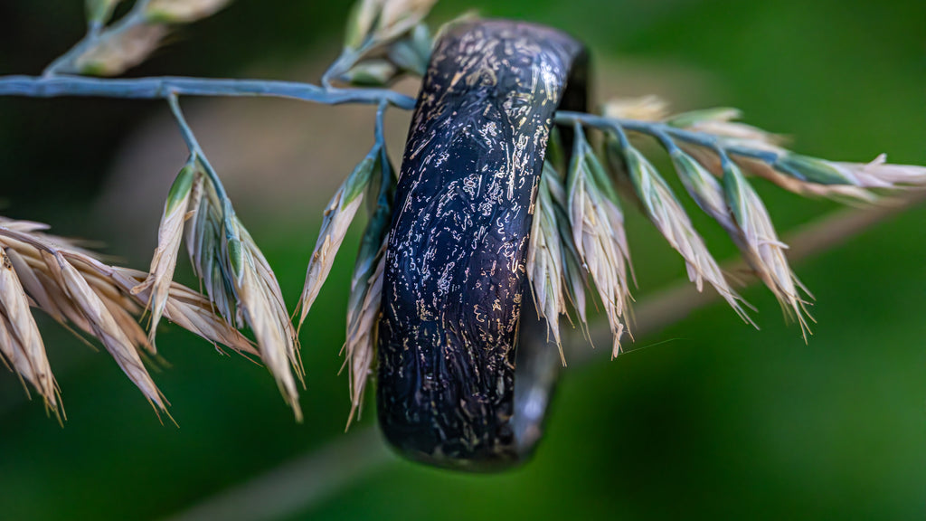 1 z 1 – Ručně vyráběný prsten z uhlíkového vlákna a se zlatým vzhledem Luxusní a pohodlný design