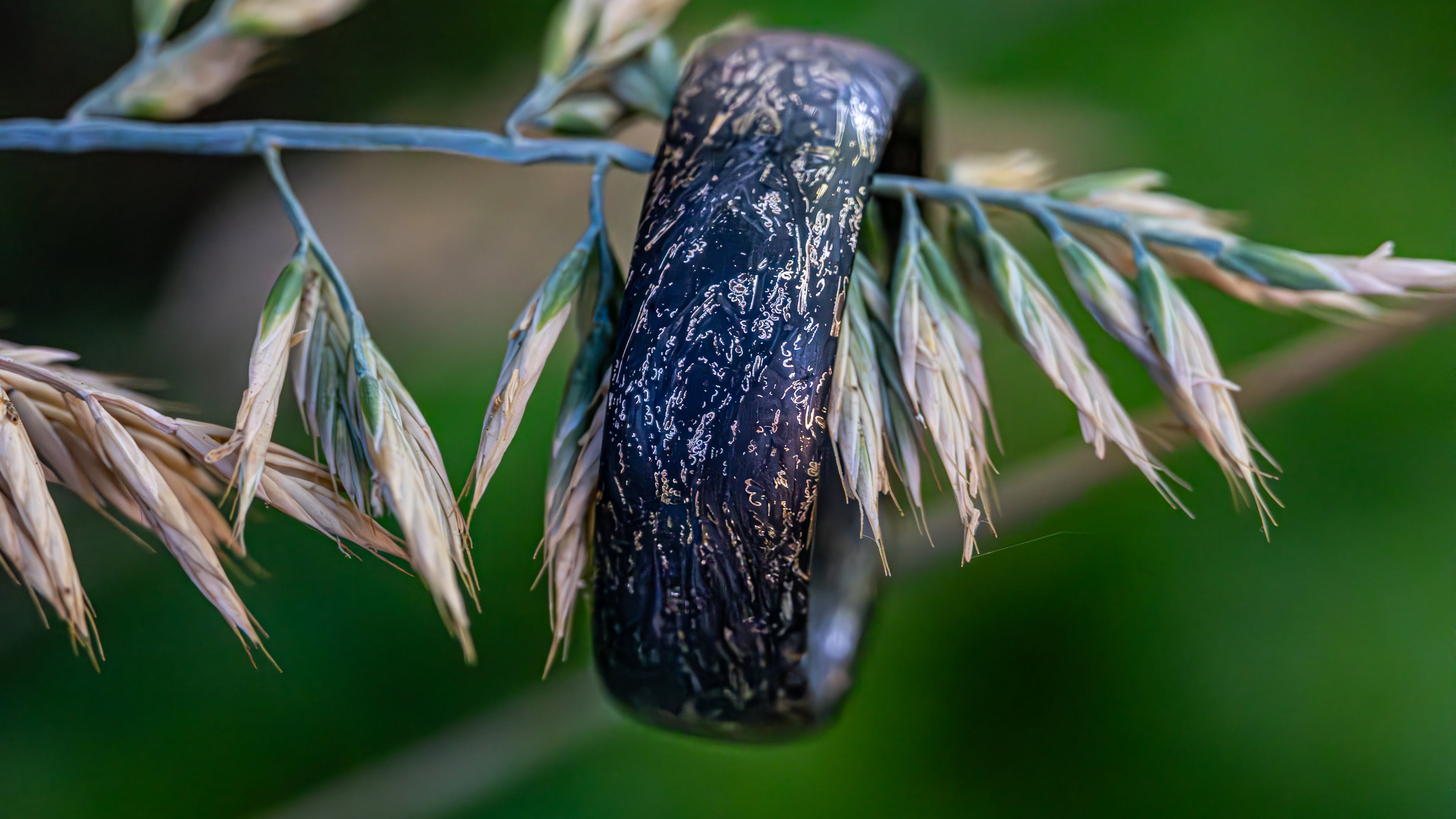 1 z 1 – Ručně vyráběný prsten z uhlíkového vlákna a se zlatým vzhledem Luxusní a pohodlný design