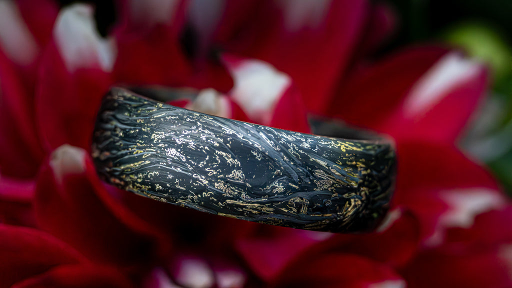 1 z 1 – Ručně vyráběný prsten z uhlíkového vlákna a se zlatým vzhledem Luxusní a pohodlný design