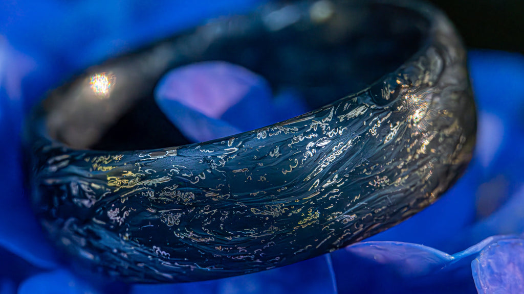 1 z 1 – Ručně vyráběný prsten z uhlíkového vlákna a se zlatým vzhledem Luxusní a pohodlný design