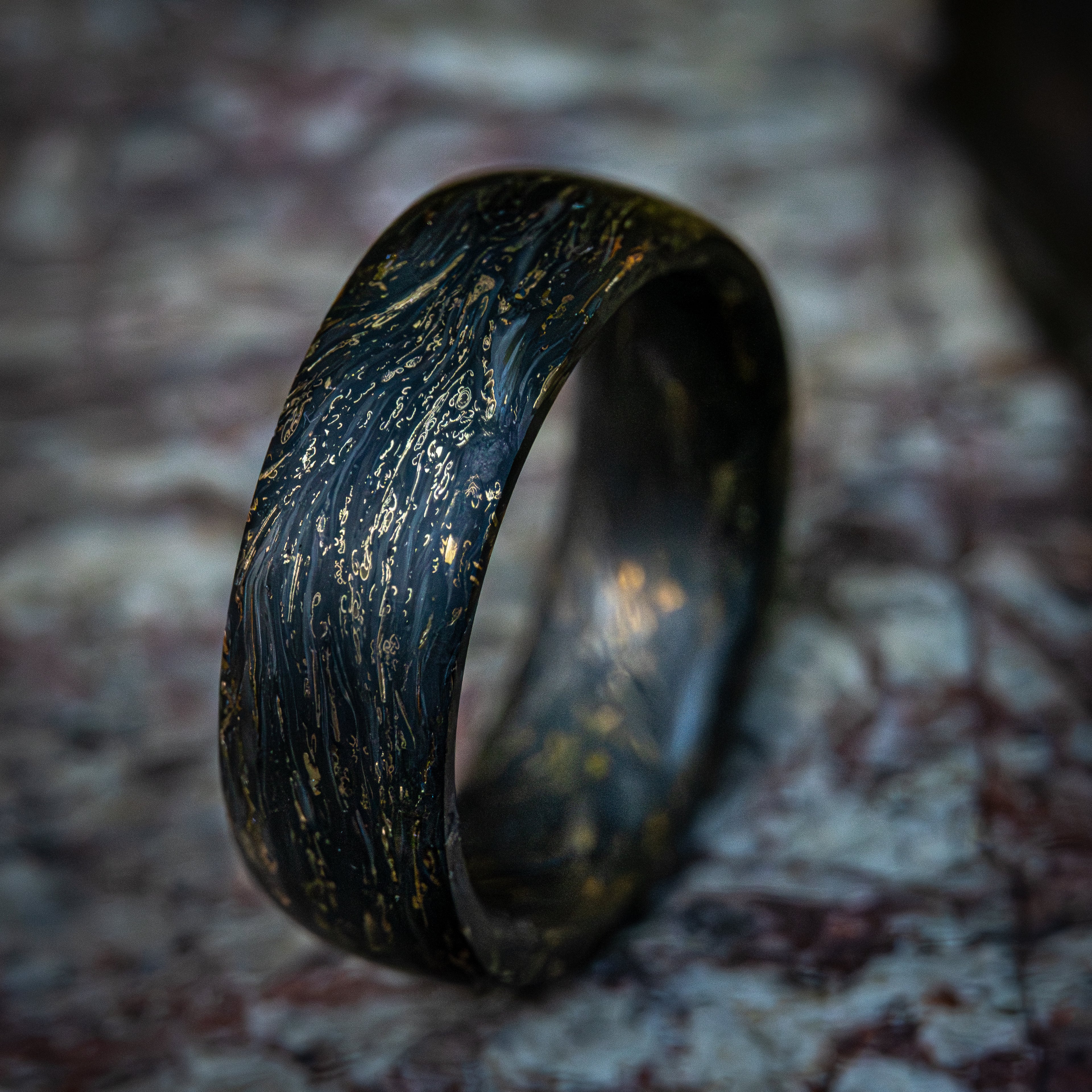 1 z 1 – Ručně vyráběný prsten z uhlíkového vlákna a se zlatým vzhledem Luxusní a pohodlný design