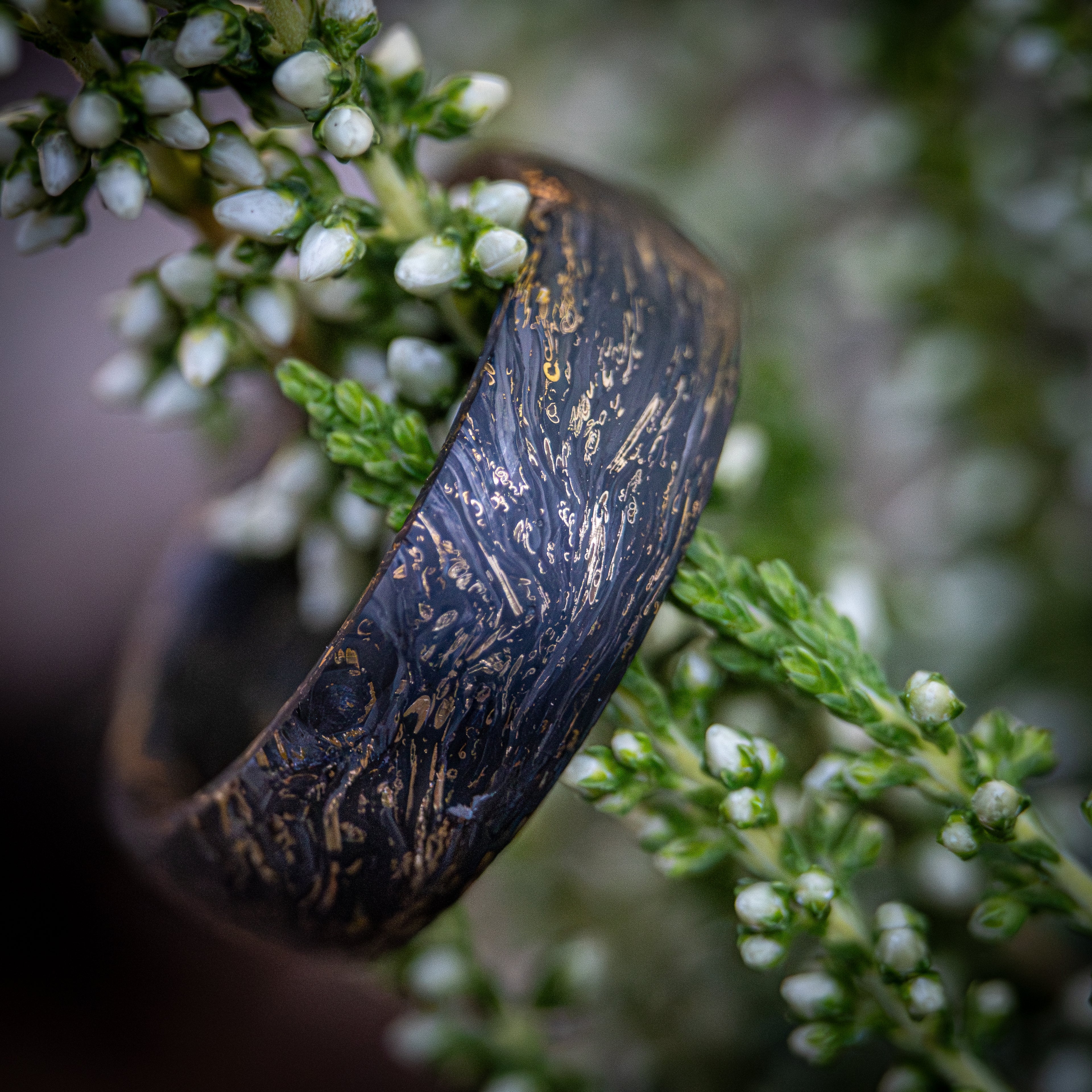 1 z 1 – Ručně vyráběný prsten z uhlíkového vlákna a se zlatým vzhledem Luxusní a pohodlný design