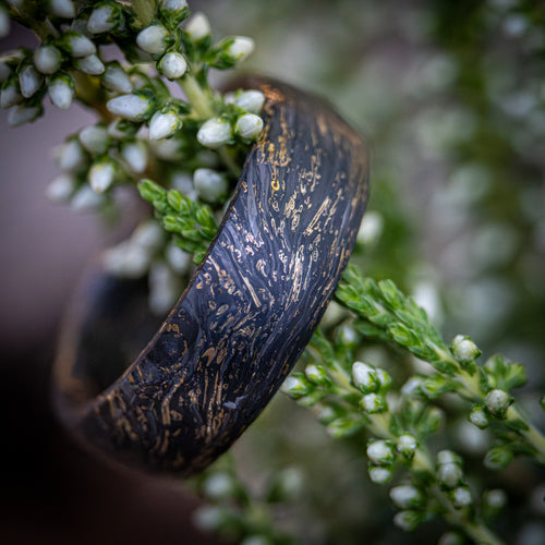 1 z 1 – Ručně vyráběný prsten z uhlíkového vlákna a se zlatým vzhledem Luxusní a pohodlný design