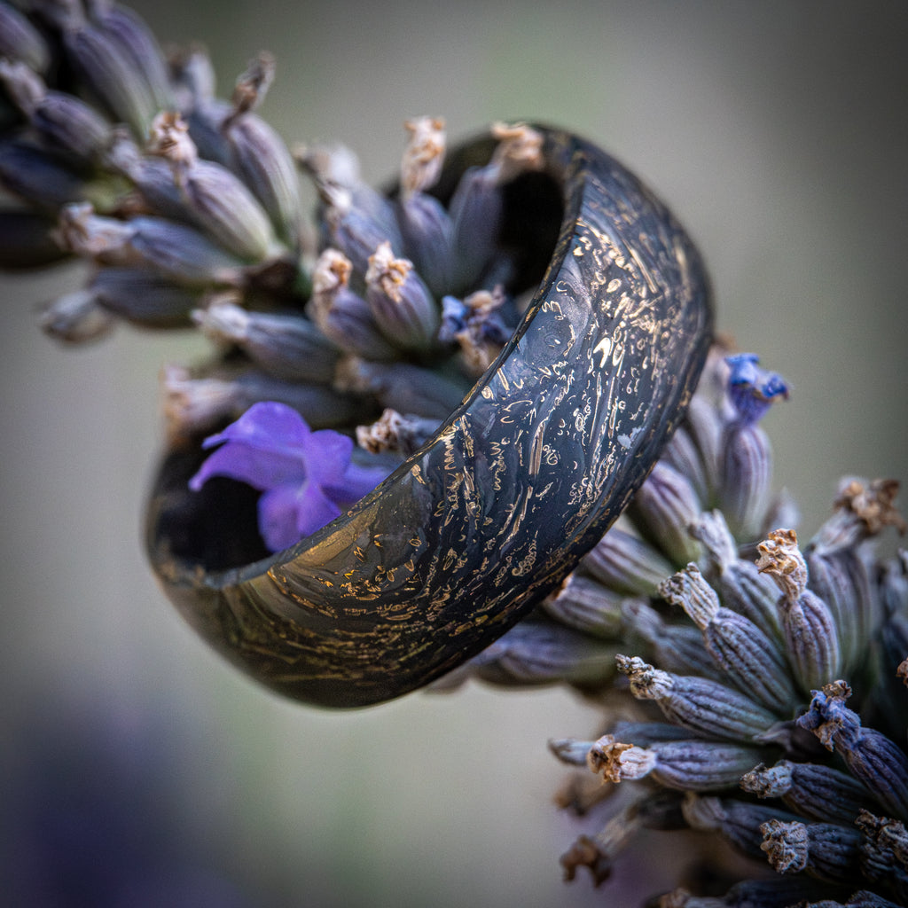 1 z 1 – Ručně vyráběný prsten z uhlíkového vlákna a se zlatým vzhledem Luxusní a pohodlný design