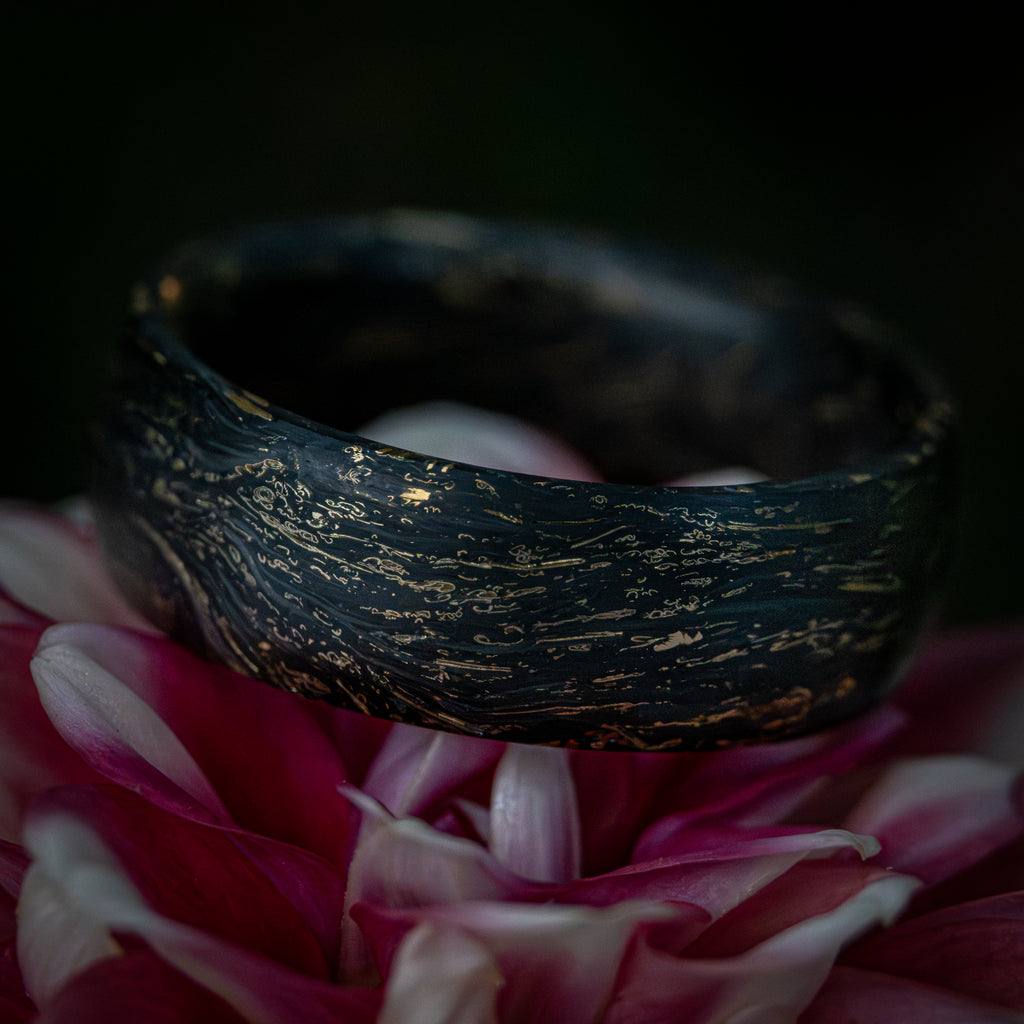 1 z 1 – Ručně vyráběný prsten z uhlíkového vlákna a se zlatým vzhledem Luxusní a pohodlný design