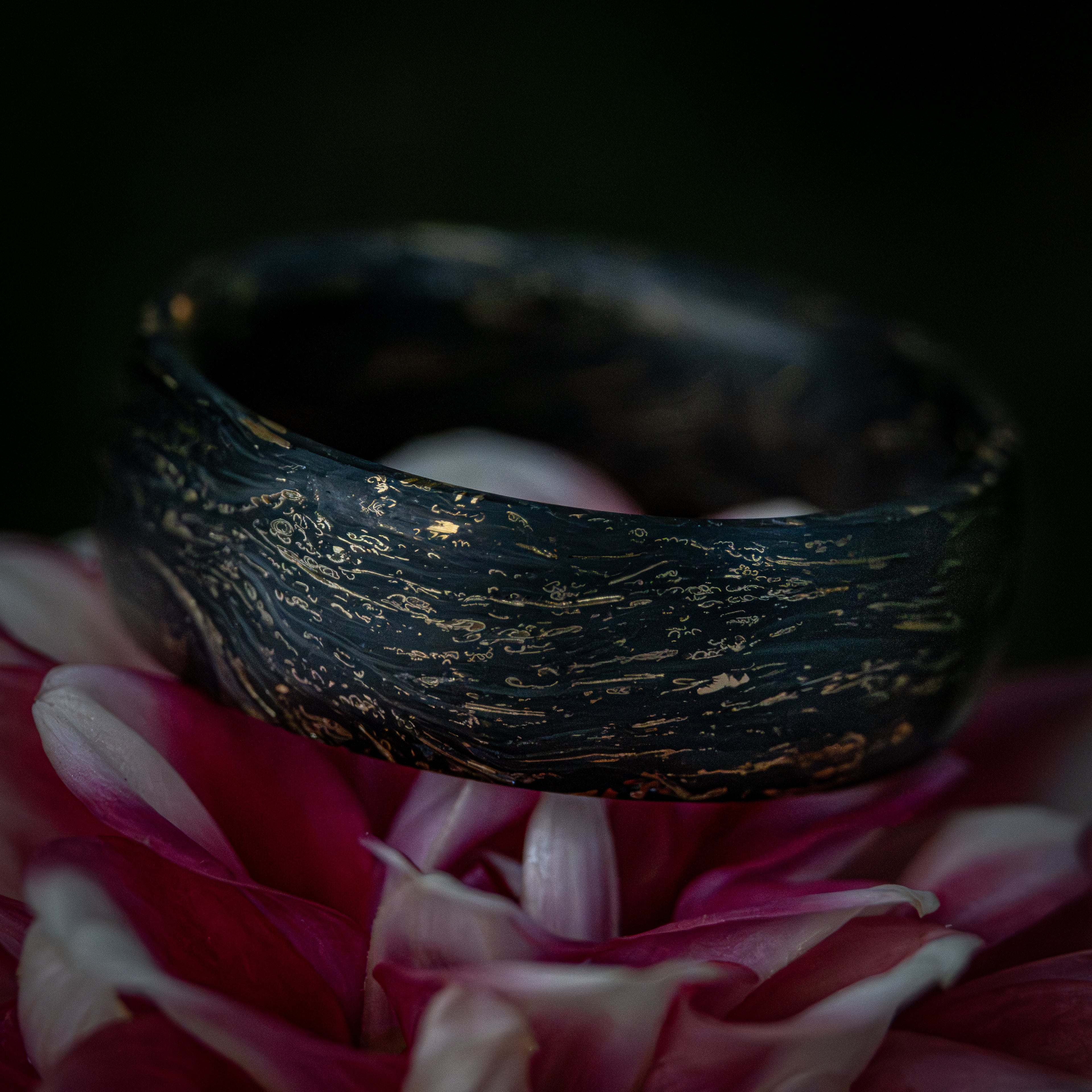 1 z 1 – Ručně vyráběný prsten z uhlíkového vlákna a se zlatým vzhledem Luxusní a pohodlný design